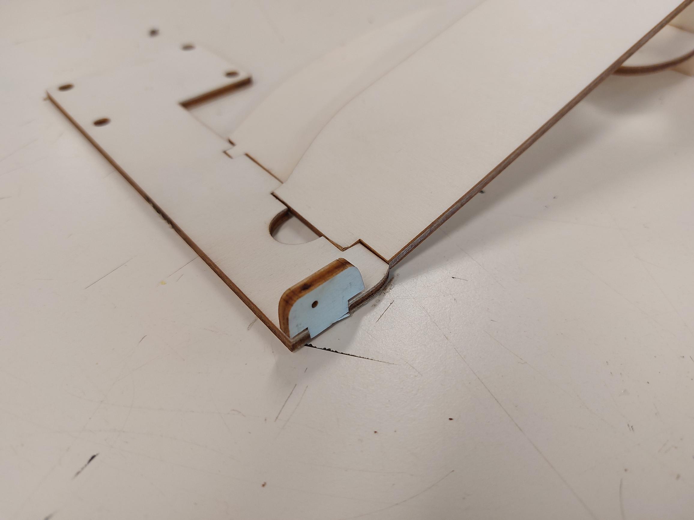 Twee houten plankjes klikken met vingerverbindingen aan elkaar.