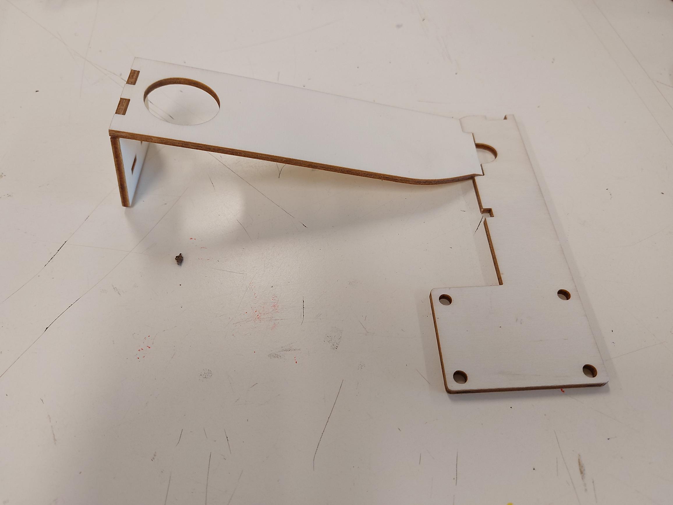 De samengevoegde houten zijkant en bovenplaat vormen het frame van de baan.